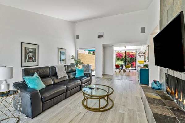 Smart TV, fireplace, stereo - Newly Renovated Gorgeous Pet-friendly with private pool/spa (Palm Springs)