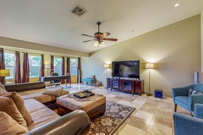 Smart TV, DVD player, stereo - Private 3,500 sq ft sanctuary with pool & spa - walk to Old Town (La Quinta)