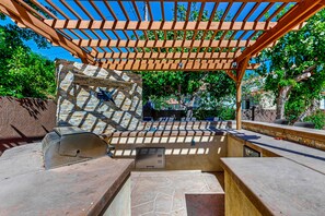 Terrace/patio - Private 3,500 sq ft sanctuary with pool & spa - walk to Old Town (La Quinta)