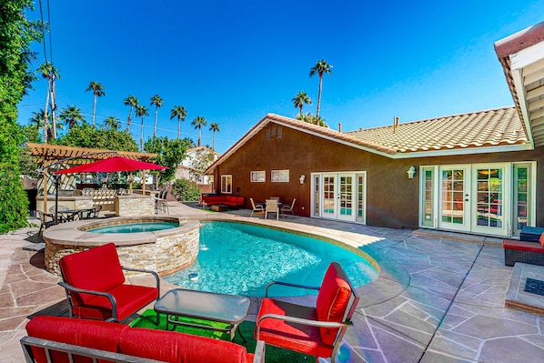 A heated pool - Private 3,500 sq ft sanctuary with pool & spa - walk to Old Town (La Quinta)