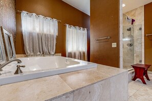 Shower, hair dryer, towels - Private 3,500 sq ft sanctuary with pool & spa - walk to Old Town (La Quinta)