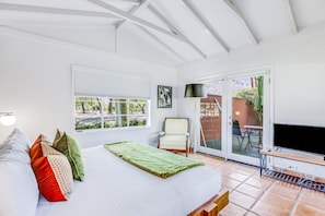 2 bedrooms, desk, iron/ironing board, free WiFi - California Ranch Dog-Friendly Home W/ Lush Landscaping & Private Saltwater Pool (Palm Springs)