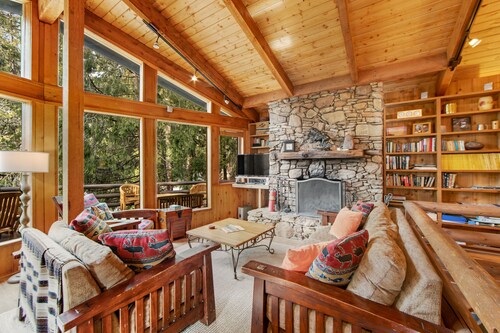 Charming, Dog-Friendly Two-Story Cabin Lodge with Deck - Great for Families