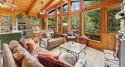 Charming, Dog-Friendly Two-Story Cabin Lodge with Deck - Great for Families
