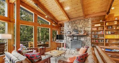 Charming, Dog-Friendly Two-Story Cabin Lodge with Deck - Great for Families