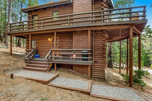 Exterior - Charming, Dog-Friendly Two-Story Cabin Lodge with Deck - Great for Families (Idyllwild)