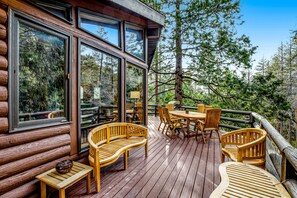 Outdoor dining - Charming, Dog-Friendly Two-Story Cabin Lodge with Deck - Great for Families (Idyllwild)