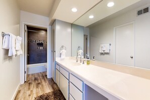 Shower, hair dryer, towels - Dual-Suite Canyon Country Club Estados Condo | Pool, Hot Tub & Tennis (Palm Springs)