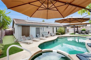A heated pool - Luxe La Quinta Haven with Private Pool, Spa & Pool Table 4BR #067085 (La Quinta)