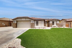 Exterior - Luxe La Quinta Haven with Private Pool, Spa & Pool Table 4BR #067085 (La Quinta)