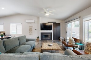Smart TV, fireplace - Luxe La Quinta Haven with Private Pool, Spa & Pool Table 4BR #067085 (La Quinta)