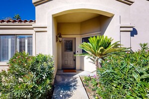 Exterior detail - Golfers Delight Lake-View Condo on PGA West Course - Pool & Spa (La Quinta)