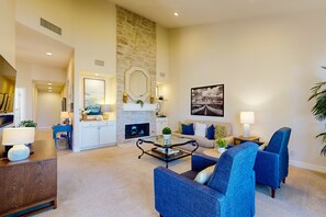 Smart TV, fireplace, books - Golfers Delight Lake-View Condo on PGA West Course - Pool & Spa (La Quinta)