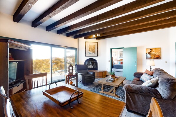 Smart TV, books - Stylish Townhouse and Suite w/Golf On-Site, and City & Mountain Views (Tucson)
