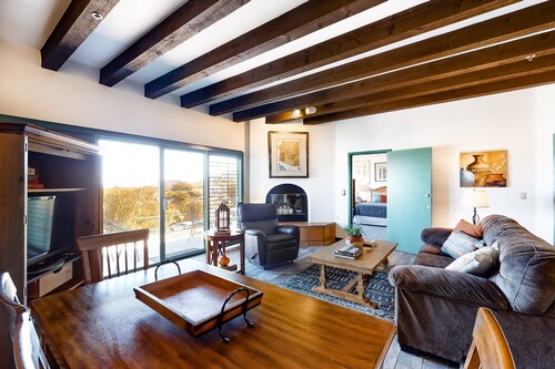 Stylish Townhouse and Suite w/Golf On-Site, and City & Mountain Views