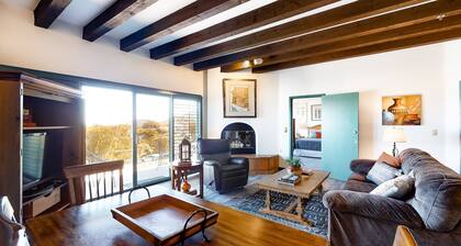 Stylish Townhouse and Suite w/Golf On-Site, and City & Mountain Views