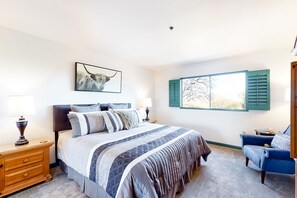 2 bedrooms, iron/ironing board, free WiFi, bed sheets - Stylish Townhouse and Suite w/Golf On-Site, and City & Mountain Views (Tucson)