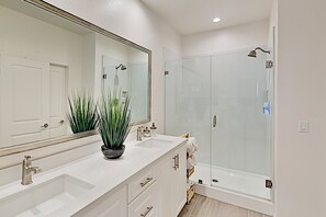 Shower, hair dryer, towels - Luxurious private oasis with pool, spa, firepit lounge & on-site restaurant (Indio)