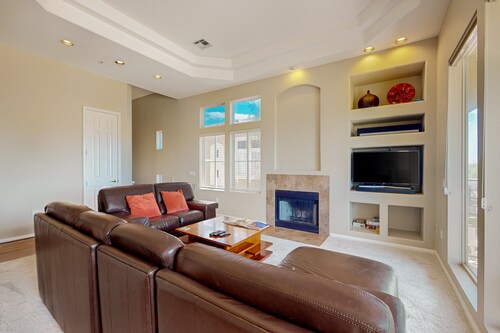 Elegant condominium, luxurious retreat, breathtaking views