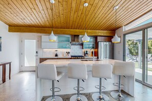 Coffee/tea maker, fridge, microwave, oven - Lovely mountain-view home with private pool & spa - dog-friendly (Palm Springs)