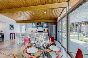 Dining - Lovely mountain-view home with private pool & spa - dog-friendly (Palm Springs)