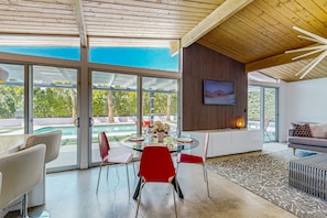 Dining - Lovely mountain-view home with private pool & spa - dog-friendly (Palm Springs)