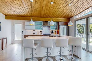 Fridge, microwave, oven, stovetop - Lovely mountain-view home with private pool & spa - dog-friendly (Palm Springs)