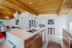 Fridge, microwave, oven, stovetop - Lovely mountain-view home with private pool & spa - dog-friendly (Palm Springs)