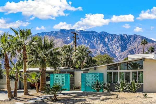 Property grounds - Lovely mountain-view home with private pool & spa - dog-friendly (Palm Springs)