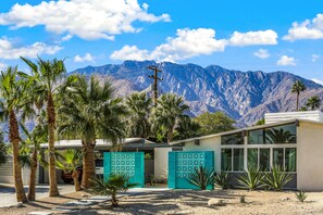 Property grounds - Lovely mountain-view home with private pool & spa - dog-friendly (Palm Springs)