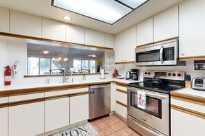 Fridge, microwave, oven, stovetop - Palm Springs Condo on World-Class Golf Course with Pool & Spa 3BR #065270 (La Quinta)