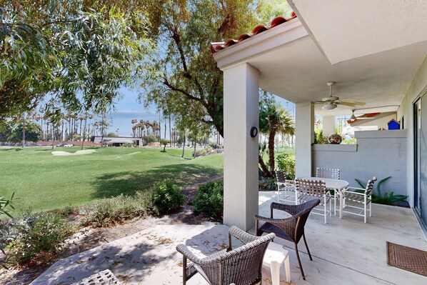 Outdoor dining - Palm Springs Condo on World-Class Golf Course with Pool & Spa 3BR #065270 (La Quinta)