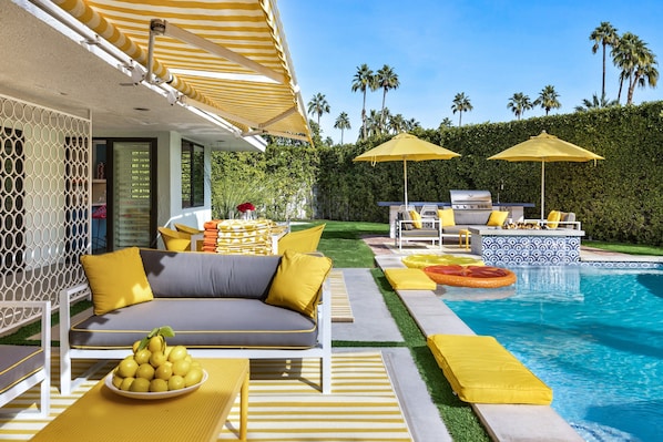 A heated pool - Designer gem with private pool, spa, golf course & mountain views (Palm Springs)