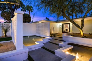 Property grounds - Designer gem with private pool, spa, golf course & mountain views (Palm Springs)
