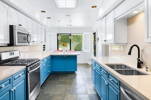 Fridge, microwave, oven, stovetop - Designer gem with private pool, spa, golf course & mountain views (Palm Springs)