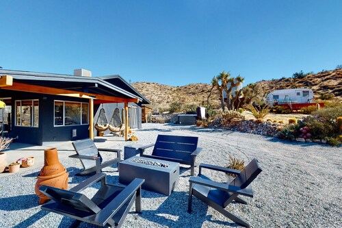 Secluded hilltop home with hot tub, cowboy pool, & amazing views