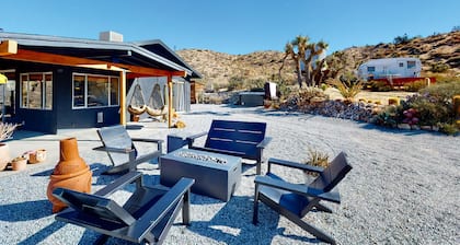 Secluded hilltop home with hot tub, cowboy pool, & amazing views