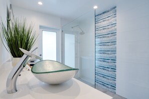 Shower, hair dryer, towels - Snowbird-friendly luxury home with chef's kitchen, pool, hot tub, & central AC (Palm Springs)