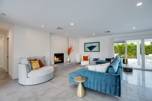 Smart TV, fireplace, stereo - Snowbird-friendly luxury home with chef's kitchen, pool, hot tub, & central AC (Palm Springs)