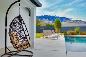 A heated pool - Snowbird-friendly luxury home with chef's kitchen, pool, hot tub, & central AC (Palm Springs)