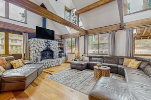 Smart TV, fireplace, books - Stunning Fern Valley cabin with forest views & private hot tub - dog-friendly (Idyllwild)