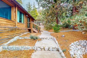 Property grounds - Stunning Fern Valley cabin with forest views & private hot tub - dog-friendly (Idyllwild)