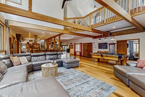 Games room - Stunning Fern Valley cabin with forest views & private hot tub - dog-friendly (Idyllwild)