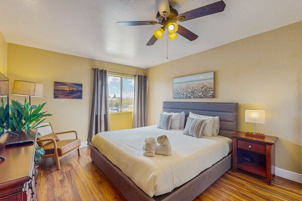 1 bedroom, iron/ironing board, free WiFi, bed sheets - Welcoming condo with WiFi & pool - near Scottsdale Fashion Square (Scottsdale)