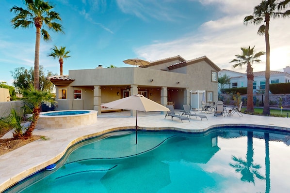A heated pool - Luxury home w/ private pool & optional pool heat, rooftop patio & mountain views (Fountain Hills)
