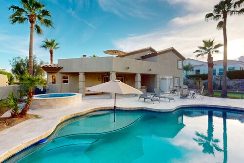 Luxury home w/ private pool & optional pool heat, rooftop patio & mountain views