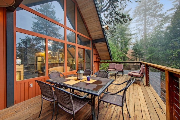 Outdoor dining - Beautiful, dog-friendly cabin with large decks, forest views, jetted tub, & more (Idyllwild)