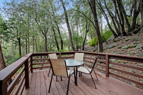 Secluded Dog-Friendly Cabin w/Wood Fireplace, Deck, Private W/D, Mtn Views