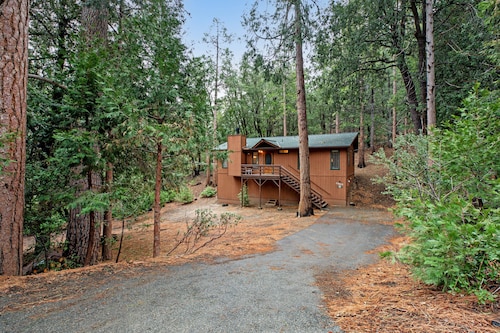 Secluded Dog-Friendly Cabin w/Wood Fireplace, Deck, Private W/D, Mtn Views