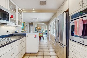 Fridge, microwave, oven, stovetop - Mesquite Country Club | Corner-Unit with 2 Patios | Pool, Hot Tub & Tennis (Palm Springs)
